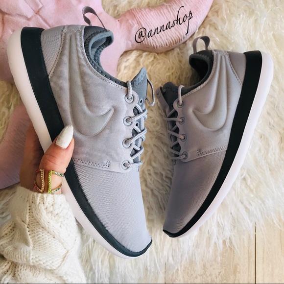 Nike Shoes - NWT Nike Roshe Two
